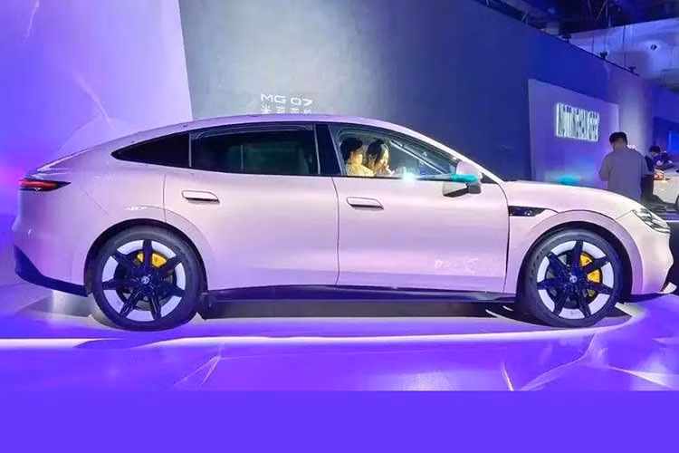 Mẫu xe sedan thuần điện MG 07 sử dụng ngôn ngữ thiết kế mới nhất của thương hiệu, được cho là “lấy cảm hứng” từ Porsche Panamera, Porsche Taycan, Jaguar F-Type và Xiaomi SU7. Đại diện MG xem sự tương đồng với các mẫu xe kể trên là một lợi thế và thậm chí còn đưa ra so sánh trực tiếp trong phần giới thiệu chính thức.