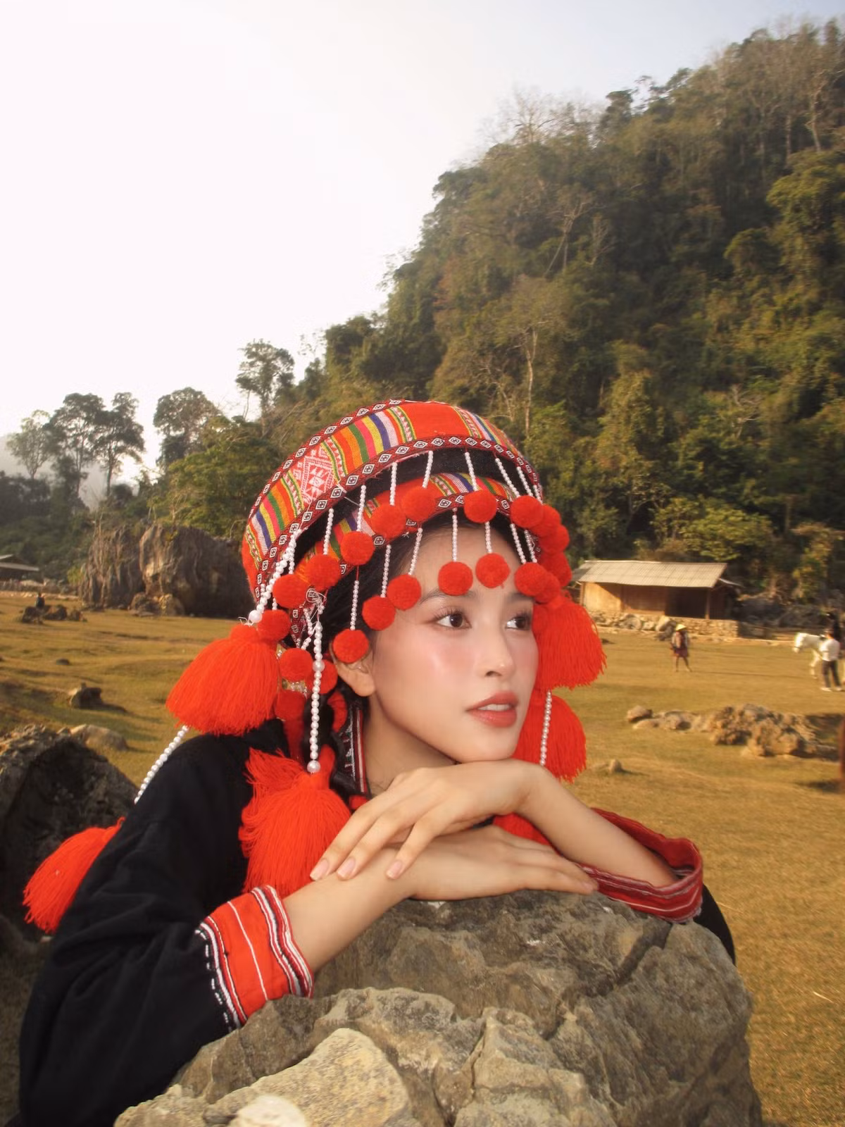Trong bộ trang phục dân tộc nổi bật với tông đỏ chủ đạo, Trần Tiểu Vy ghi điểm nhờ vẻ đẹp thuần khiết, trong veo. Chiếc mũ đội đầu cầu kỳ với họa tiết thổ cẩm, chuỗi hạt trắng và những chùm tua rua đỏ rực không chỉ tạo điểm nhấn thị giác mạnh mẽ mà còn làm nổi bật gương mặt thanh tú của nàng hậu.
