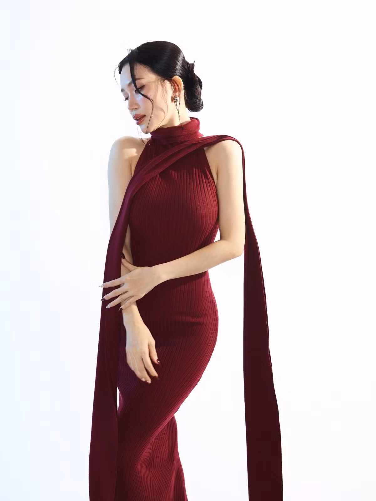 Bên cạnh những ý kiến trầm trồ, không ít khán giả cho rằng hình ảnh gợi cảm này rất phù hợp với tinh thần du lịch biển và phong cách cá nhân mà Sĩ Thanh xây dựng. Thay vì phô trương, bộ ảnh mang đến cảm giác khỏe khoắn, tràn đầy năng lượng, đúng với tinh thần tận hưởng cuộc sống.