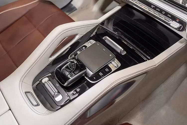 Về khả năng vận hành, Mercedes-Maybach GLS 480 sử dụng động cơ I6 dung tích 3.0L, kết hợp công nghệ hỗ trợ điện EQ Boost. Khối động cơ này sản sinh công suất 367 mã lực và mô-men xoắn cực đại 500 Nm. Xe được trang bị hộp số tự động 9 cấp, hệ dẫn động 4 bánh toàn thời gian 4Matic cùng hệ thống treo khí nén Airmatic.