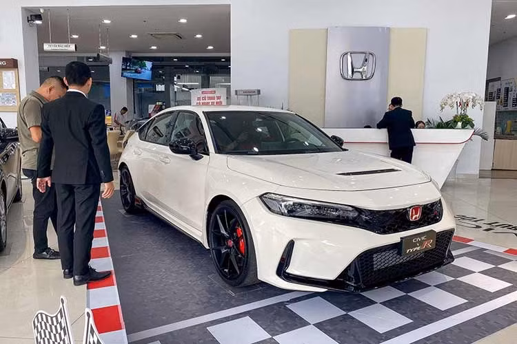 Honda Civic Type R: 1 xe ﻿Đứng đầu danh sách 10 ôtô bán kém nhất Việt Nam trong tháng 1/2026 là Honda Civic Type R với doanh số đạt đúng 1 chiếc. Điều này không có gì lạ vì phiên bản hiệu suất cao của Honda Civic vốn đã bị ngừng bán ở Việt Nam từ tháng 10/2025. Trước khi bị "khai tử" ở Việt Nam, mẫu xe này vốn sở hữu giá niêm yết cao ngất ngưởng, lên đến 2,99 tỷ đồng, và được bán thông qua hình thức đặt hàng chứ không có sẵn.