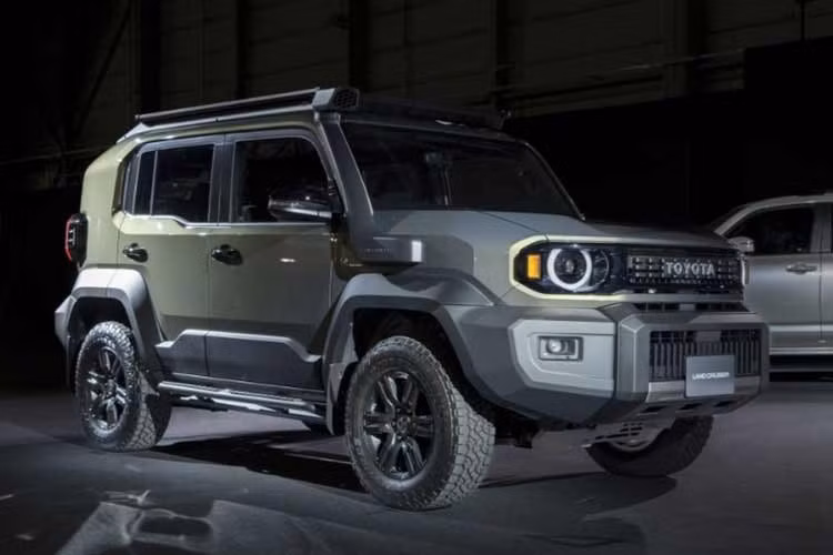 Toyota Land Cruiser FJ 2026 mới không chỉ kế thừa tinh thần chinh phục địa hình của dòng họ Land Cruiser mà còn là quân bài chiến lược của Toyota trong việc tiếp cận nhóm khách hàng trẻ tuổi yêu thích phiêu lưu. Dự kiến những khách hàng đầu tiên sẽ được nhận xe vào cuối năm nay, tạo nên một cơn sốt mới trong phân khúc xe đa dụng.