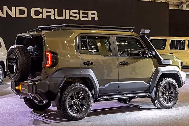 Về ngoại hình, Land Cruiser FJ là sự kết hợp giữa tinh thần phiêu lưu lâu đời của dòng xe Land Cruiser và những đường nét hiện đại, trẻ trung. Xe được xây dựng trên nền tảng khung gầm rời body-on-frame kế thừa từ Hilux và Fortuner, nhưng có kích thước nhỏ gọn hơn đáng kể.