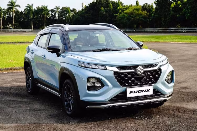 Suzuki Fronx: 138 xe ﻿Đứng cuối cùng trong phân khúc SUV hạng A tiếp tục là Suzuki Fronx. Mẫu xe này là lựa chọn của 138 người Việt trong tháng 1/2026, tăng trưởng 20%. Đây là lần đầu tiên Suzuki Fronx tăng trưởng dương tại Việt Nam kể từ khi ra mắt vào tháng 11/2025. Tương tự Kia Sonet, Suzuki Fronx có giá bán không mấy hấp dẫn, dao động từ 520-649 triệu đồng.