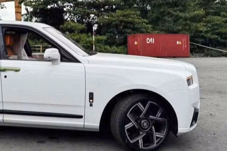 Được gọi bằng cái tên Rolls-Royce Cullinan II Black Badge, mẫu SUV siêu sang này chỉ thay đổi nhẹ so với phiên bản cũ. Thay đổi dễ nhận thấy nhất của xe nằm ở dải đèn LED định vị ban ngày hình chữ "V" mới, bao quanh đèn pha nằm ngang. Theo hãng Rolls-Royce, đèn LED định vị ban ngày của xe được lấy cảm hứng thiết kế từ các tòa nhà chọc trời trong thành phố.