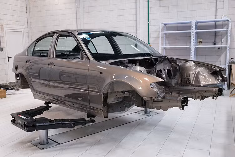 Cách đây hơn 20 năm, BMW 325i E46 huyền thoại từng là chiếc xe mơ ước của biết bao tín đồ đam mê ô tô. Ở thời điểm ra mắt, mẫu sedan hạng sang đến từ Đức đã được trang bị hàng loạt tiện nghi vượt trội so với phần lớn xe cùng thời: ghế trước chỉnh điện kèm nhớ ghế, bọc da cao cấp, điều hòa tự động, Cruise Control, gương chỉnh và gập điện