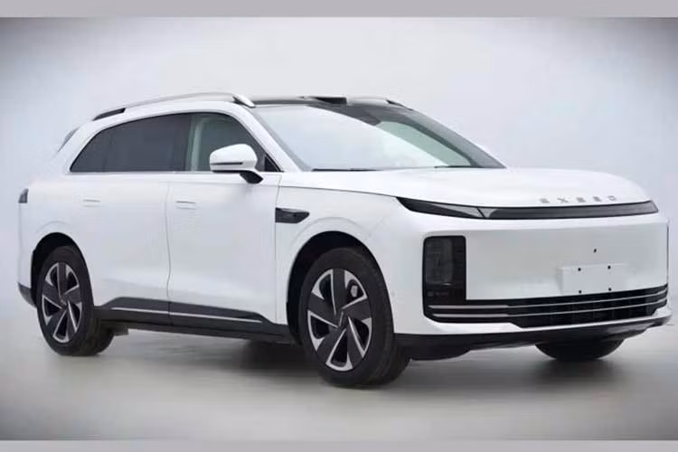 Với kích thước tiệm cận phân khúc SUV điện cỡ trung - lớn và nền tảng công nghệ mới, mẫu xe Chery Exeed EX7 2027 mới này được kỳ vọng sẽ trở thành đối thủ đáng gờm của Li Auto L7 và Nio ES6 trong phân khúc xe năng lượng mới vốn đang cạnh tranh khốc liệt.