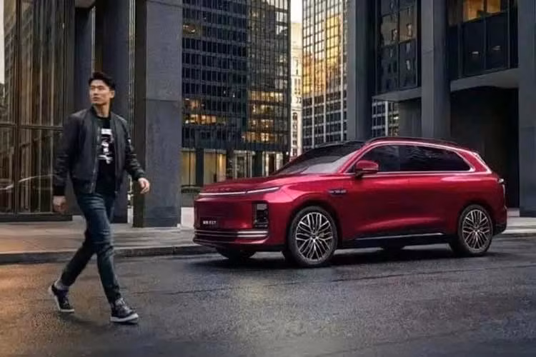 Dù hồ sơ đăng kiểm chủ yếu tập trung vào thông số kỹ thuật, các hình ảnh rò rỉ trước đó đã cho thấy EX7 sở hữu một khoang cabin đậm chất công nghệ. Điểm nhấn là màn hình cỡ lớn kéo dài từ khu vực trung tâm sang bên ghế phụ, cùng bảng đồng hồ kỹ thuật số dạng nổi và cửa sổ trời toàn cảnh.