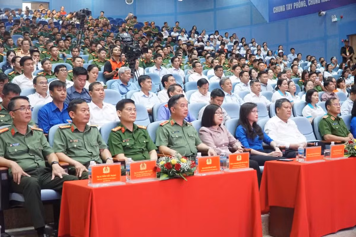 Các đại biểu tham dự lễ phát động.