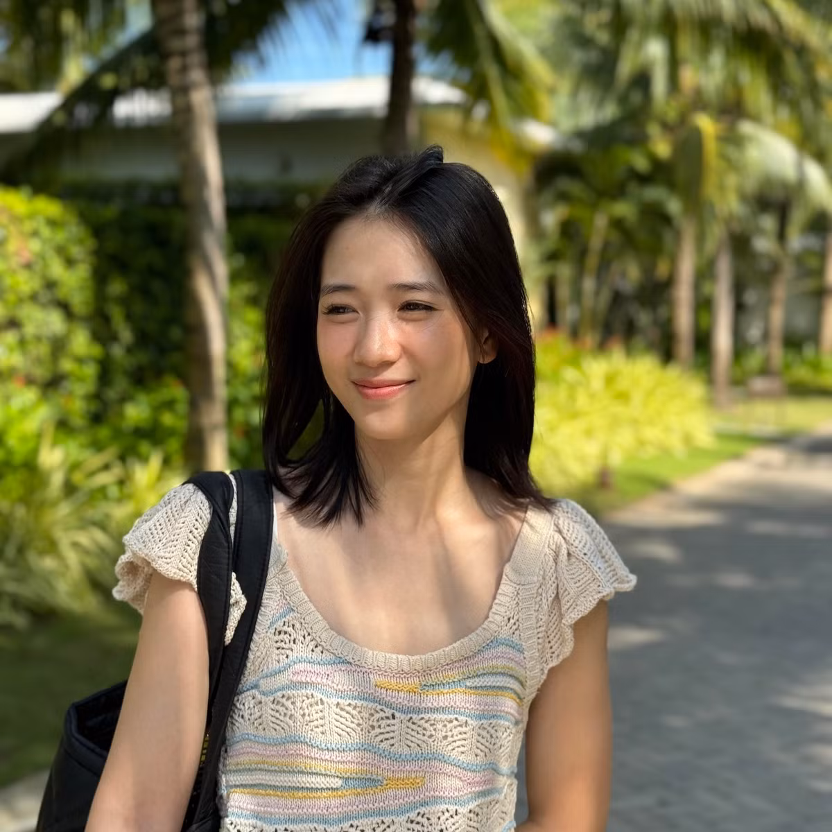"Hot girl bệ giảng" duy trì lối sống cân bằng, tránh xa thị phi. Cô và JustaTee từng chia sẻ bí quyết giữ gìn tình cảm là "không tránh mâu thuẫn nhưng biết cách ngồi lại cùng nhau".