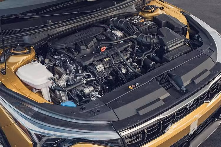 Ngoài ra, bản GT-Line còn có những chi tiết ngoại thất sơn màu đen bóng như ốp gương chiếu hậu, bậc cửa bên sườn và ốp cua lốp. Mọi phiên bản của K4 Hybrid ở thị trường châu Âu đều được trang bị tiêu chuẩn ở mức cao, nổi bật với các hệ thống hỗ trợ người lái mới nhất (ADAS) của Kia cùng màn hình kỹ thuật số tích hợp trong khoang lái.