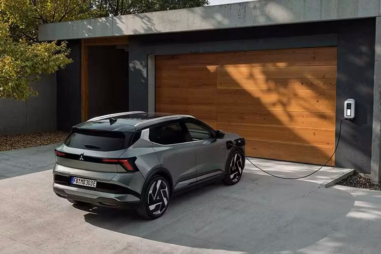 Phiên bản Long-Range của Mitsubishi Eclipse Cross EV 2027 với pin 89 kWh nâng cấp sẽ được mở bán và công bố giá bán sau. Trong khi đó, phiên bản cũ của xe vẫn có giá khởi điểm 40.490 Euro (46.900 USD).