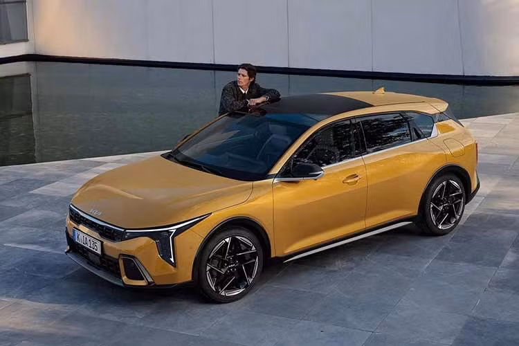 Kia K4 vốn là thế hệ mới của mẫu xe K3 hiện đang bán tại Việt Nam. Ở thế hệ mới, xe được đổi tên từ Kia K3 thành K4 nhằm tạo sự thống nhất trên thị trường toàn cầu. Trong khi đó, cái tên Kia K3 lại được dùng để gọi một mẫu xe cỡ B ở thị trường quốc tế.