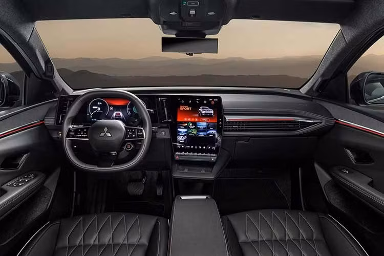 Tùy chọn trên Mitsubishi Eclipse Cross EV với pin lớn hơn vẫn là loại niken-mangan-coban (NMC), nhưng dung lượng đã tăng từ 87 kWh lên 89 kWh. Nhờ đó, phạm vi hoạt động tối đa theo tiêu chuẩn WLTP tăng thêm 15 km, đạt 650 km.