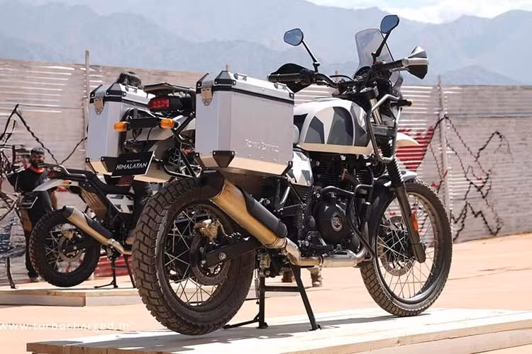 Về mặt tính năng, Himalayan 440 mới được trang bị bảng đồng hồ bán kỹ thuật số. Có đồng hồ tốc độ dạng kim kết hợp với màn hình kỹ thuật số hiển thị mức nhiên liệu, thời gian, quãng đường đã đi và tổng quãng đường. Ngoài ra còn có mô-đun Royal Enfield Tripper Navigator để dẫn đường từng bước.