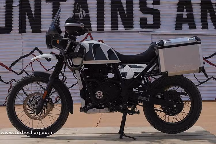 Mẫu xe này đánh dấu 10 năm ra mắt dòng Himalayan và mang trở lại thiết kế xe adventure-tourer đơn giản, quen thuộc của chiếc Himalayan 411 nguyên bản. Khách hàng có thể đặt mua Himalayan 440 ngay từ bây giờ. Xe sẽ được bán song song với Himalayan 450 mới hơn.