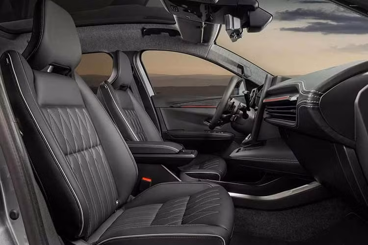 Đúng như dự đoán, Mitsubishi không thay đổi thiết kế ngoại thất của mẫu xe điện sau một năm được bán trên thị trường. Nội thất cũng được giữ nguyên với hai màn hình 12,3 inch vận hành bằng nền tảng phần mềm thông tin giải trí dựa trên Google của Renault.