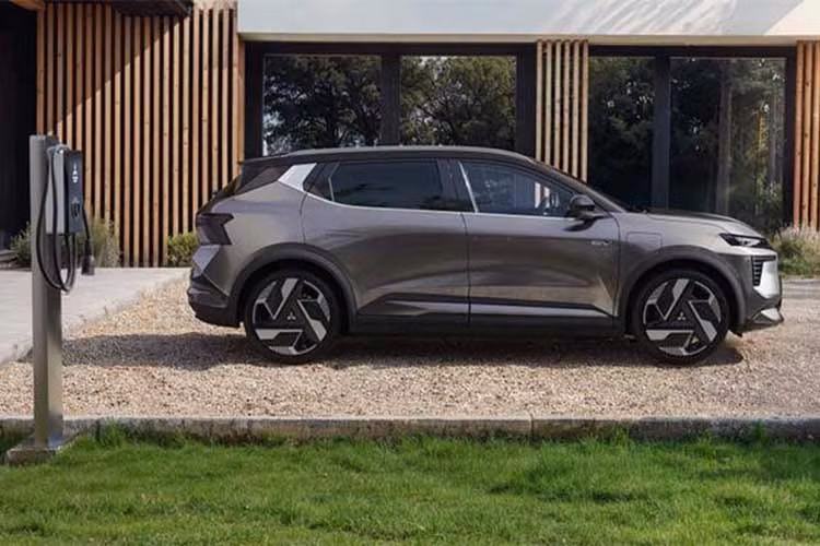 Điểm đáng chú ý là sự xuất hiện của tùy chọn pin nhỏ hơn, dung lượng 67 kWh. Loại pin lithium-sắt-photphat (LFP) này cho phạm vi hoạt động 472 km theo tiêu chuẩn WLTP. Cụm pin tương tự hiện đã được sử dụng trên Renault Megane E-Tech bản nâng cấp.
