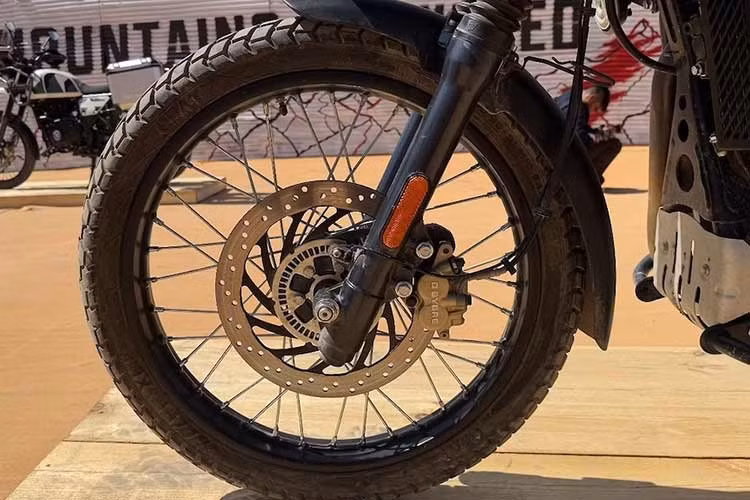 Trái tim của Royal Enfield Himalayan 440 2026 mới tại Ấn Độ là khối động cơ xi-lanh đơn 443cc, hành trình piston dài mới, sản sinh công suất 25,4 mã lực tại 6.250 vòng/phút và mô-men xoắn 34Nm tại 4.000 vòng/phút.