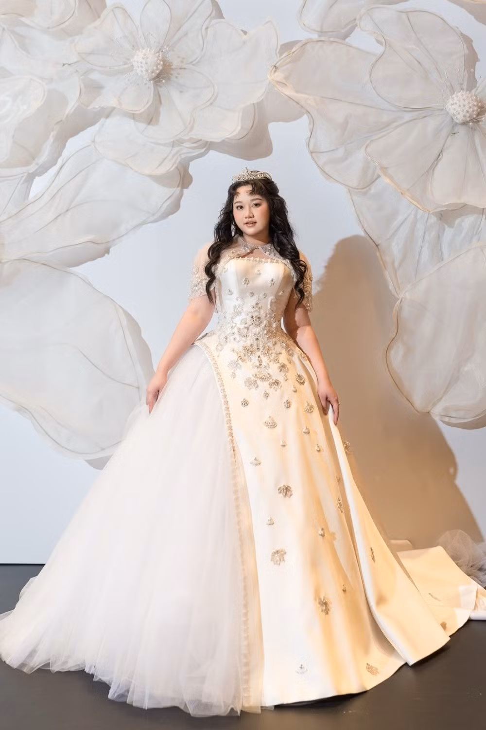 Trúc Anh vào nghề với phim Ngốc ơi tuổi 17 và một số dự án web-drama. Năm 2019, cô tỏa sáng qua vai Hà Lan trong phim Mắt biếc. Nét đẹp trong trẻo với đôi mắt to tròn của cô nàng là một trong những gương mặt trẻ gây chú ý lúc bấy giờ. Ảnh sử dụng trong bài: FBNV