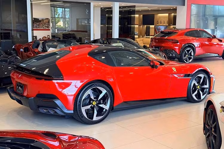 Gallery - [GALLERY] Tận thấy siêu xe Ferrari 12 Cilindri bạc tỷ đầu tiên tại Việt Nam - image 4