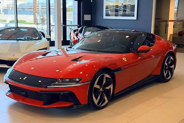 Gallery - [GALLERY] Tận thấy siêu xe Ferrari 12 Cilindri bạc tỷ đầu tiên tại Việt Nam - image 9
