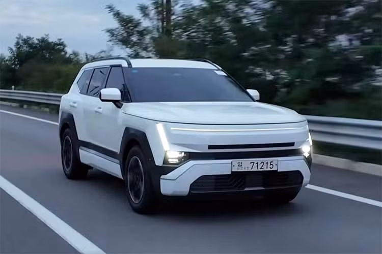 Mới đây, mẫu xe SUV Hyundai Tucson 2027 đã bất ngờ xuất hiện trên đường phố với ngoại thất màu trắng, chỉ ít ngày sau khi hãng chính thức giới thiệu thế hệ thứ 5. Những hình ảnh thực tế giúp dễ hình dung hơn về thiết kế mới của mẫu SUV cỡ C, vốn đã thay đổi đáng kể so với thế hệ hiện tại.