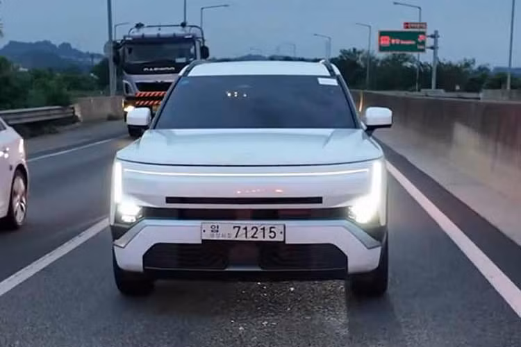 Một điểm mới đáng chú ý là sự xuất hiện của Hyundai Tucson XRT 2027 , phiên bản được phát triển theo phong cách mạnh mẽ và thiên về các hoạt động ngoài trời. Thông số kỹ thuật đầy đủ, giá bán và kế hoạch phân phối Tucson thế hệ mới tại các thị trường ngoài Hàn Quốc hiện vẫn chưa được công bố chính thức.
