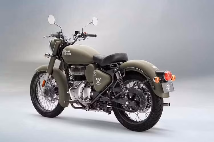 Về mặt cơ khí, Royal Enfield Classic 350 Gorkha Edition phiên bản đặc biệt này hoàn toàn giống với Classic 350 tiêu chuẩn. Nó sử dụng cùng động cơ J-series xi-lanh đơn 349cc, vì vậy thông số kỹ thuật vẫn không thay đổi.