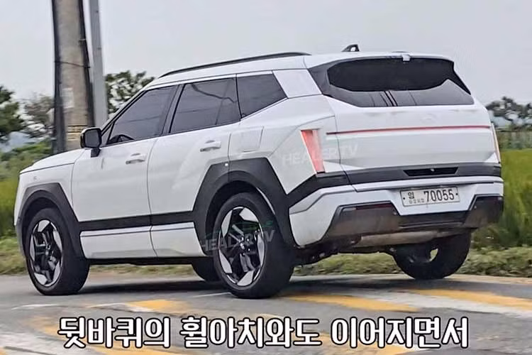 Hyundai Tucson thế hệ thứ 5 chuyển sang ngôn ngữ thiết kế “Art of Steel”, thay cho phong cách thiên về những đường nét sắc cạnh và hiệu ứng hình học của thế hệ thứ tư. Thân xe được tạo hình vuông vức hơn, với vòm bánh nổi khối và các mảng thân xe rõ ràng.