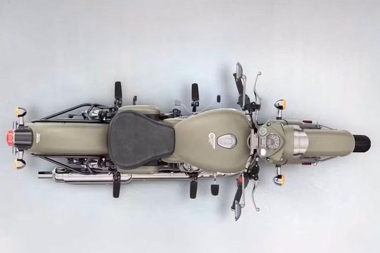 Ngoài ra, Royal Enfield vẫn giữ nguyên bưởng máy mạ crôm, ống xả và vành nan hoa với lốp có săm, tạo cho Royal Enfield Classic 350 Gorkha Edition vẻ ngoài pha trộn giữa các yếu tố cổ điển với di sản quân sự.