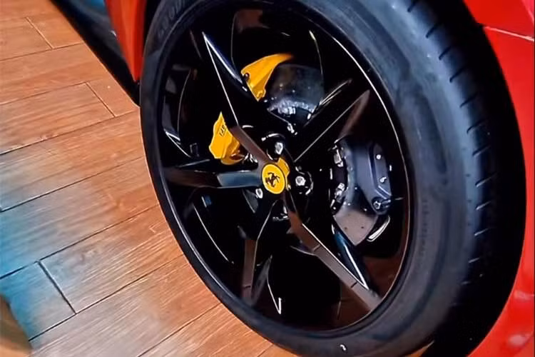 Gallery - [GALLERY] Tận thấy siêu xe Ferrari 12 Cilindri bạc tỷ đầu tiên tại Việt Nam - image 14