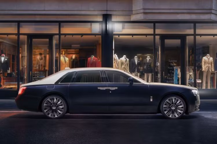 Theo Rolls-Royce, đây là tác phẩm thêu khung đơn phức tạp nhất từng được hãng thực hiện. Quá trình chế tác kéo dài khoảng 9 giờ, sử dụng 250.000 mũi thêu với gần 1.830 m chỉ và bảy màu khác nhau. Kiểu thêu cũng được phát triển riêng cho dự án này nhằm tạo hiệu ứng giống bề mặt vải dệt.