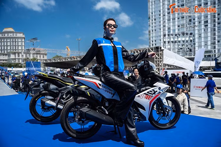 Yamaha Exciter 155 2026 sử dụng động cơ xy-lanh đơn, dung tích 155 cc, làm mát bằng chất lỏng và tích hợp công nghệ van biến thiên VVA. Động cơ này cho ra công suất tối đa 18,5 mã lực, mạnh hơn con số 17,7 mã lực ở đời trước.