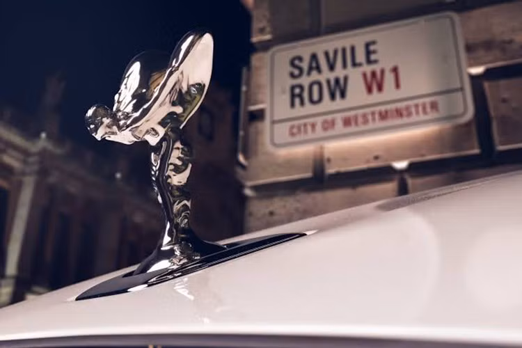 Savile Row từ lâu được xem là cái nôi của nghệ thuật may đo thủ công tại Anh. Đây cũng là nơi khái niệm "Bespoke" ra đời, chỉ những sản phẩm được chế tác theo yêu cầu riêng của từng khách hàng. Rolls-Royce cho biết triết lý này cũng là nền tảng trong chương trình cá nhân hóa của hãng.