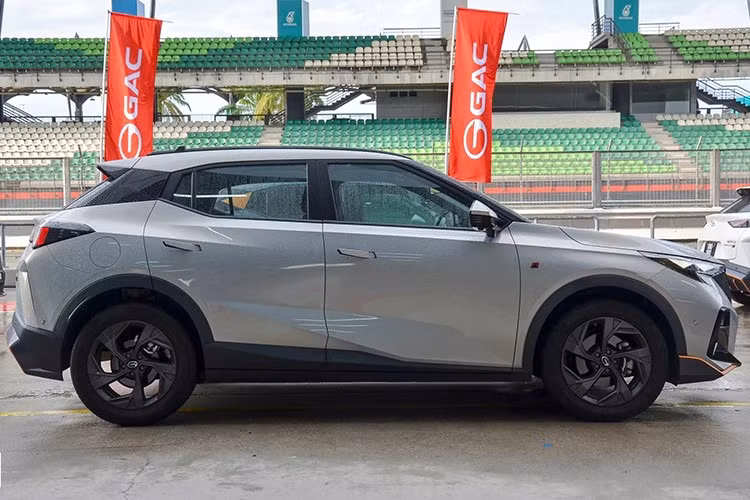 Là mẫu SUV hướng đến nhóm khách hàng trẻ, GAC GS3 Emzoom sở hữu thiết kế góc cạnh, mang phong cách thể thao. Được phát triển theo ngôn ngữ thiết kế Star Diamond Shadow, mẫu SUV cỡ B này mang trên mình những đường nét cắt xẻ sắc sảo cùng các chi tiết khí động học.
