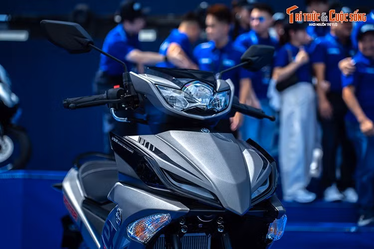 Phần đầu xe được thiết kế lại với mặt nạ thu gọn, đèn định vị tạo hình sắc nét và cụm đèn pha nhỏ hơn. So với đời trước, phần đầu đèn của Exciter 2026 có phần kém hầm hố hơn. Hai bên thân xe sử dụng bộ ốp hông vuốt cao dần về phía sau, tạo cảm giác liền mạch khi nhìn ngang.