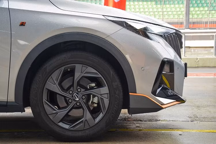 Được phát triển dựa trên cơ sở gầm bệ GPMA, GAC GS3 Emzoom có kích thước khá lớn trong phân khúc SUV cỡ B. Cụ thể, xe sở hữu kích thước dài x rộng lần lượt là 4.410 x 1.850 mm và chiều dài cơ sở 2.650 mm. Kích thước này mang đến không gian nội thất khá rộng rãi cho mẫu xe Trung Quốc.