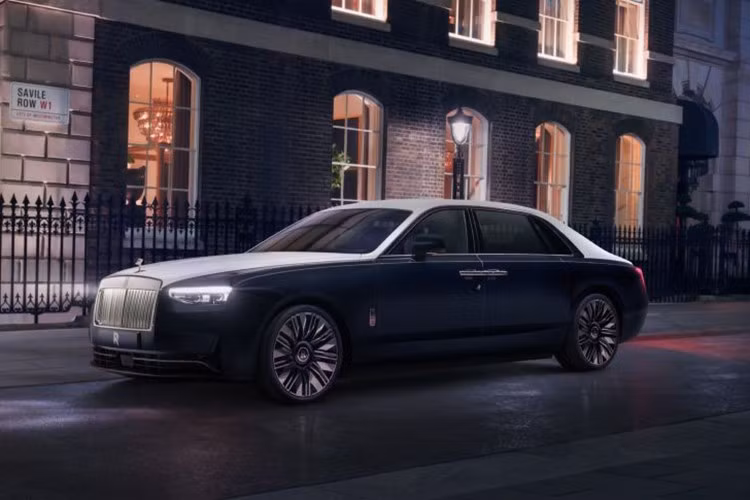 Mẫu sedan siêu sang Rolls-Royce Ghost Savile Row mới này được lấy cảm hứng từ nghệ thuật may đo thủ công trên phố Savile Row (London, Anh), kết hợp các chi tiết thiết kế mang phong cách thời trang cao cấp với những kỹ thuật chế tác đặc trưng của thương hiệu.