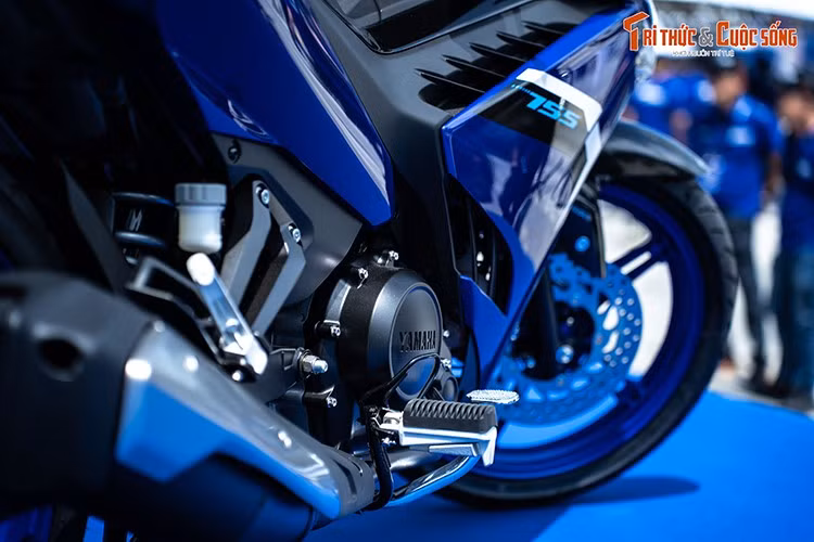 Điểm mới nổi bật trên Exciter 155 2026 là hệ thống kiểm soát lực kéo TCS. Công nghệ này phát hiện tình trạng bánh sau mất độ bám khi tăng tốc, sau đó can thiệp vào công suất động cơ để hạn chế trượt bánh. TCS đặc biệt hữu ích khi xe khởi hành hoặc tăng ga trên mặt đường trơn ướt.