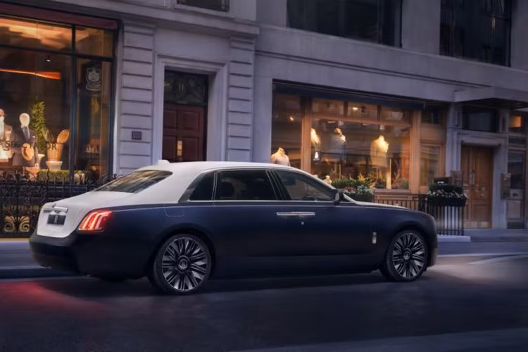 Theo Rolls-Royce, Ghost Savile Row được hình thành từ ý tưởng biến một chiếc xe thành "bộ suit đặt may" dành riêng cho chủ sở hữu. Toàn bộ thiết kế phản ánh ngôn ngữ của những bộ vest Bespoke truyền thống, từ cách phối màu ngoại thất đến các chi tiết hoàn thiện bên trong khoang lái.
