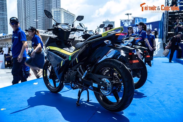 Trong khi đó, mô-men xoắn không thay đổi, vẫn ở mức 14,4 Nm. Xe dùng hộp số 6 cấp và bộ ly hợp hỗ trợ, chống trượt Assist &amp; Slipper. Mức tiêu thụ nhiên liệu theo công bố của Yamaha là 2,07/100 km.