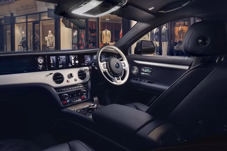 Chiếc Rolls-Royce Ghost Savile Row 2026 độc bản này sở hữu ngoại thất phối hai tông màu Midnight Sapphire và English White, gợi liên tưởng đến sự kết hợp giữa bộ vest xanh navy cùng áo sơ mi trắng - phong cách được xem là biểu tượng của thời trang nam cổ điển Anh.