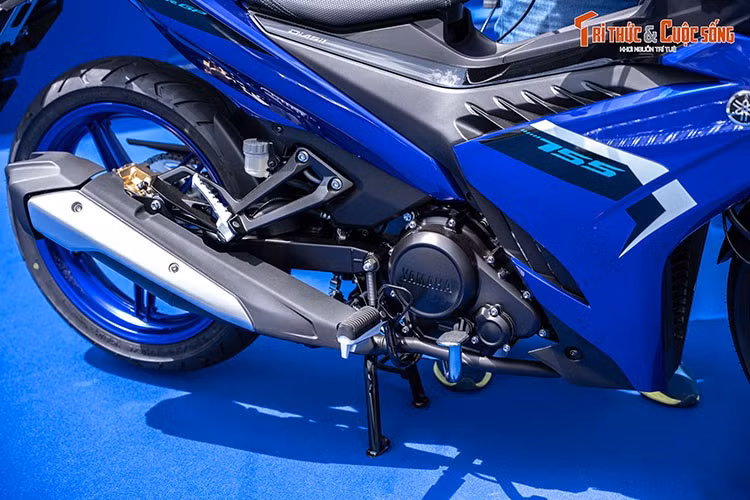 Các phiên bản SP và giới hạn được trang bị ABS bánh trước. Bản tiêu chuẩn và cao cấp không được trang bị phanh ABS. Phanh sau trên tất cả phiên bản sử dụng đĩa đường kính 203 mm. Exciter mới dùng vành 17 inch đi kèm hệ thống treo gồm phuộc ống lồng phía trước và giảm xóc thủy lực phía sau.
