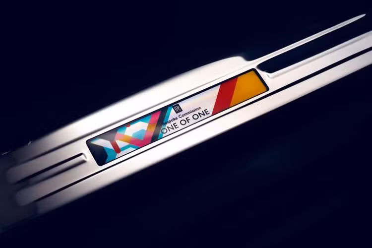 Mối liên hệ giữa Rolls-Royce và Savile Row đã có từ những ngày đầu thương hiệu thành lập. Năm 1905, hãng mở showroom đầu tiên trên phố Conduit Street, thuộc khu Mayfair (London), chỉ cách Savile Row một quãng ngắn.