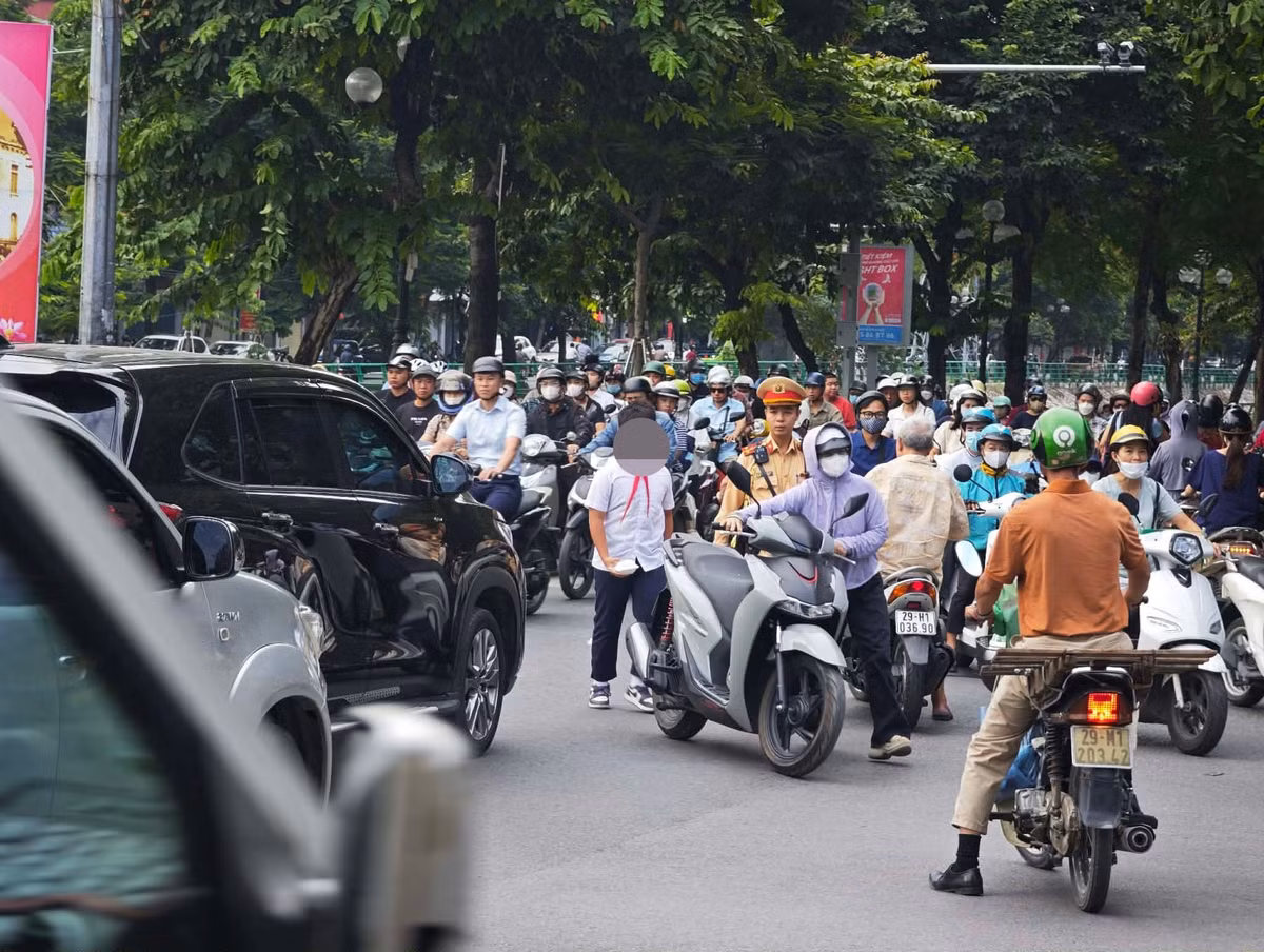 Những con số này cho thấy câu chuyện bảo đảm an toàn giao thông cho học sinh không chỉ nằm ở ý thức của chính các em mà còn liên quan trực tiếp đến trách nhiệm của gia đình.