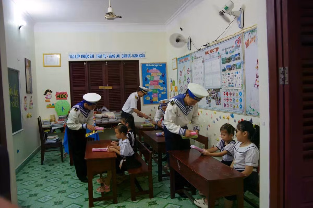 Cán bộ, chiến sĩ Đảo Trường Sa tặng bút vở cho học sinh.