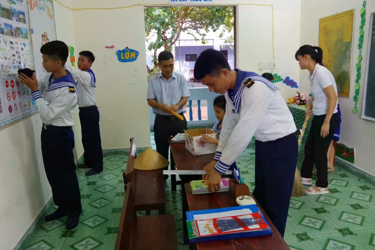 Cán bộ, chiến sĩ, giáo viên, phụ huynh và học sinh trang trí lớp học chuẩn bị khai giảng năm học mới.