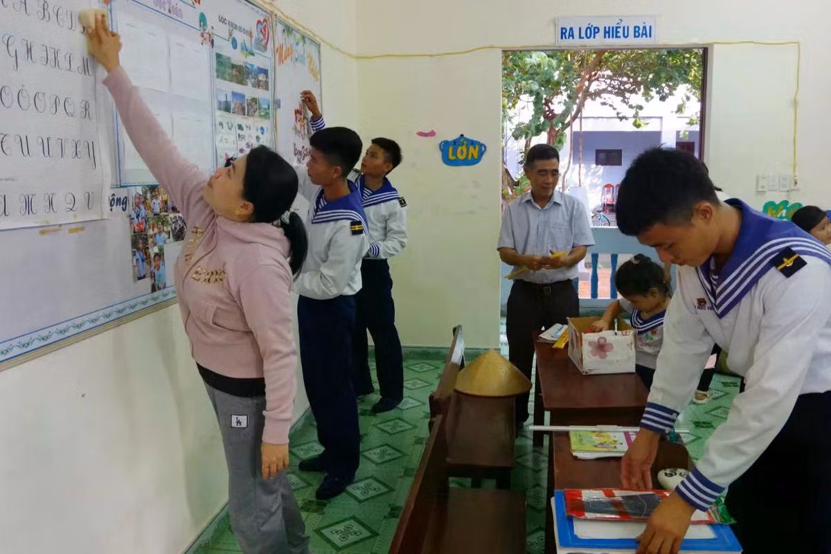 Cán bộ, chiến sĩ, giáo viên, phụ huynh và học sinh trang trí lớp học chuẩn bị khai giảng.