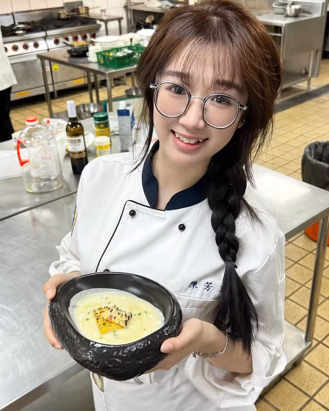 Thảo Trần đã tham gia nhiều khóa học chuyên sâu về ẩm thực, từ nấu món ăn truyền thống đến các kỹ thuật nấu ăn hiện đại.